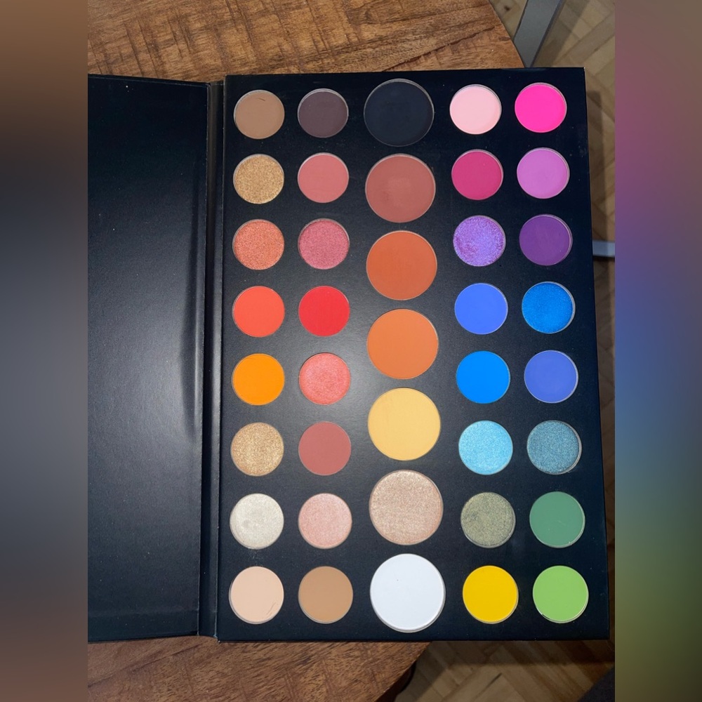 MORPHE - JAMES CHARLES